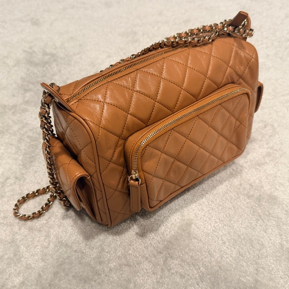 NEW CHANEL 24K Multi-Pocket Camera Bag in Caramel SZ Medium - Picture 4 of 13